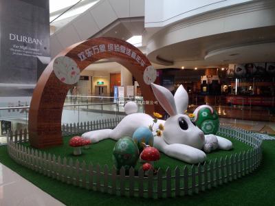 商场复活节假日展示兔子